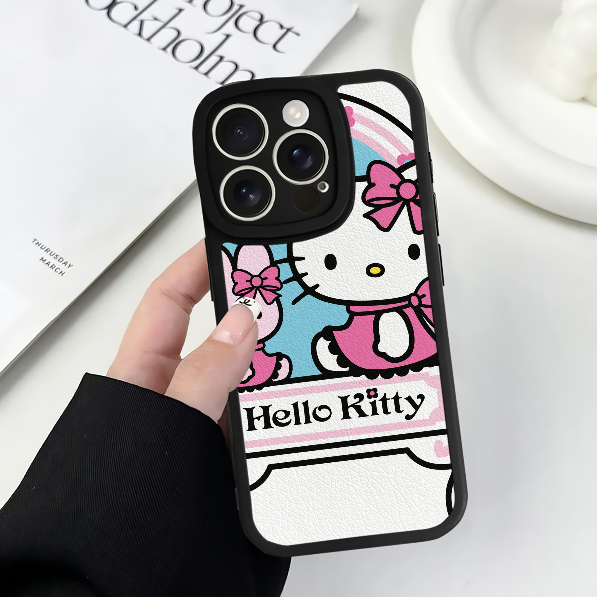 （画像用） Hello Kitty ハローキティ 【iPhone 16シリーズ対応】シリコンスマホケース（レザー調） 材質：シリコン